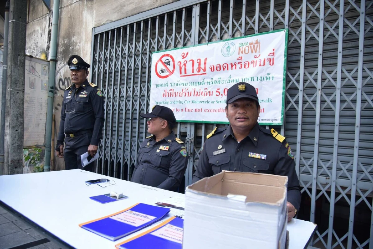 รองผู้ว่าฯกทม.ลุยเองขันนอตเทศกิจจับ-ปรับจยย.ขับขี่บนทางเท้า
