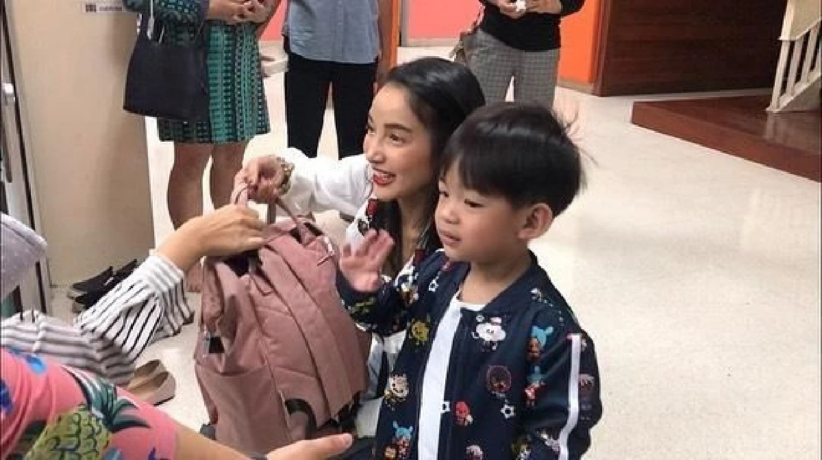 อบอุ่นน่ารัก! แพท-เบนซ์ จับมือกันส่งลูกชาย น้องเรซซิ่ง ไปโรงเรียนวันแรก