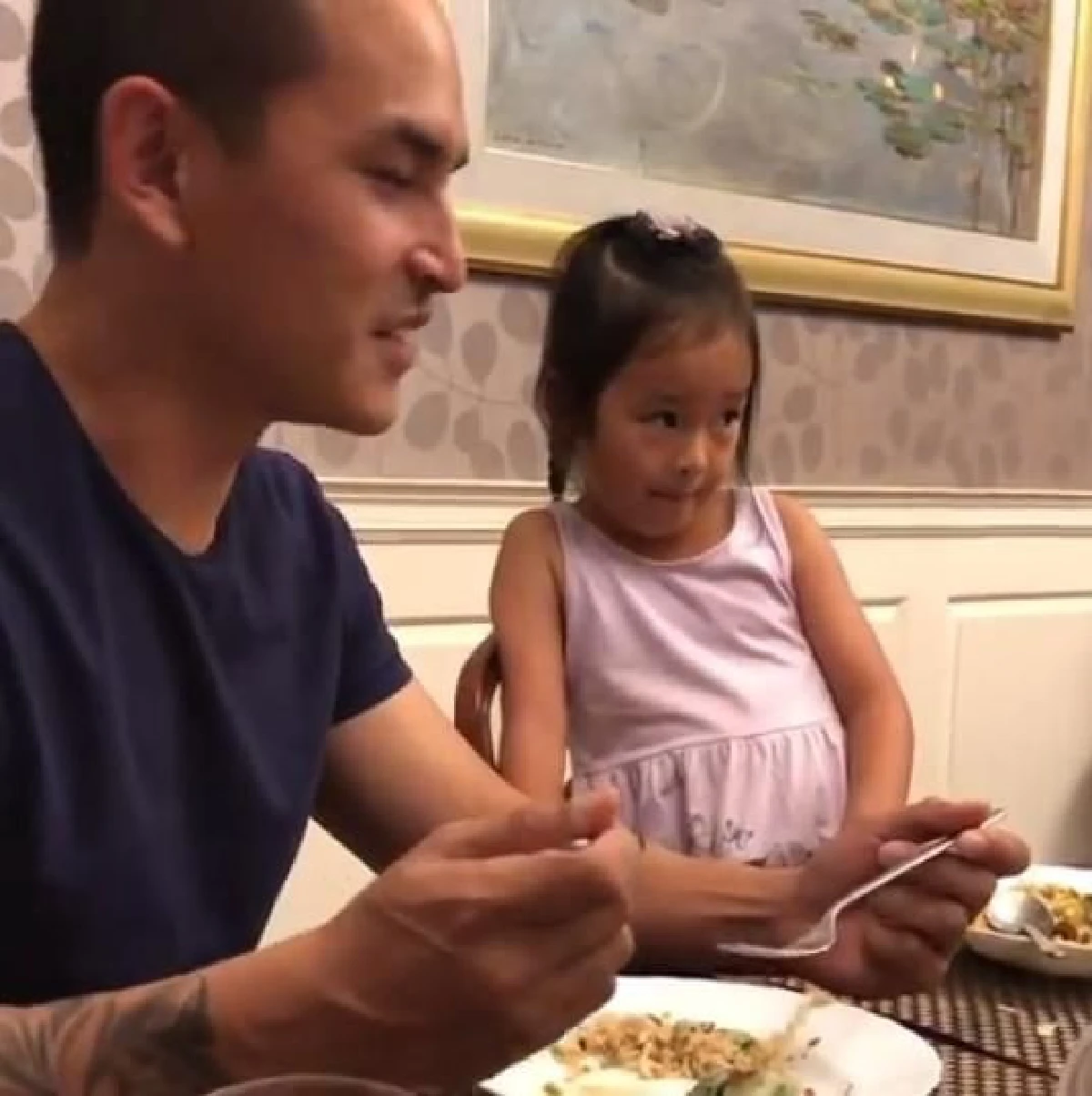 น้องปีใหม่ นั่งคุยเฮฮากับ พ่อสงกรานต์ คนโฟกัสเสียงผู้หญิงบอก "ที่รักขาทานข้าวค่ะ"