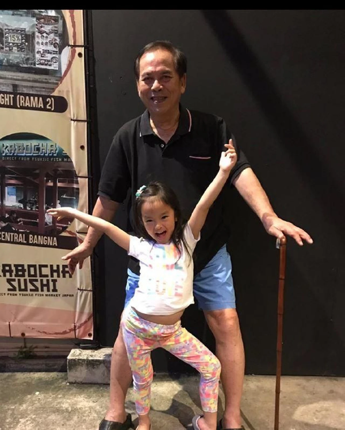 น้องปีใหม่ นั่งคุยเฮฮากับ พ่อสงกรานต์ คนโฟกัสเสียงผู้หญิงบอก "ที่รักขาทานข้าวค่ะ"