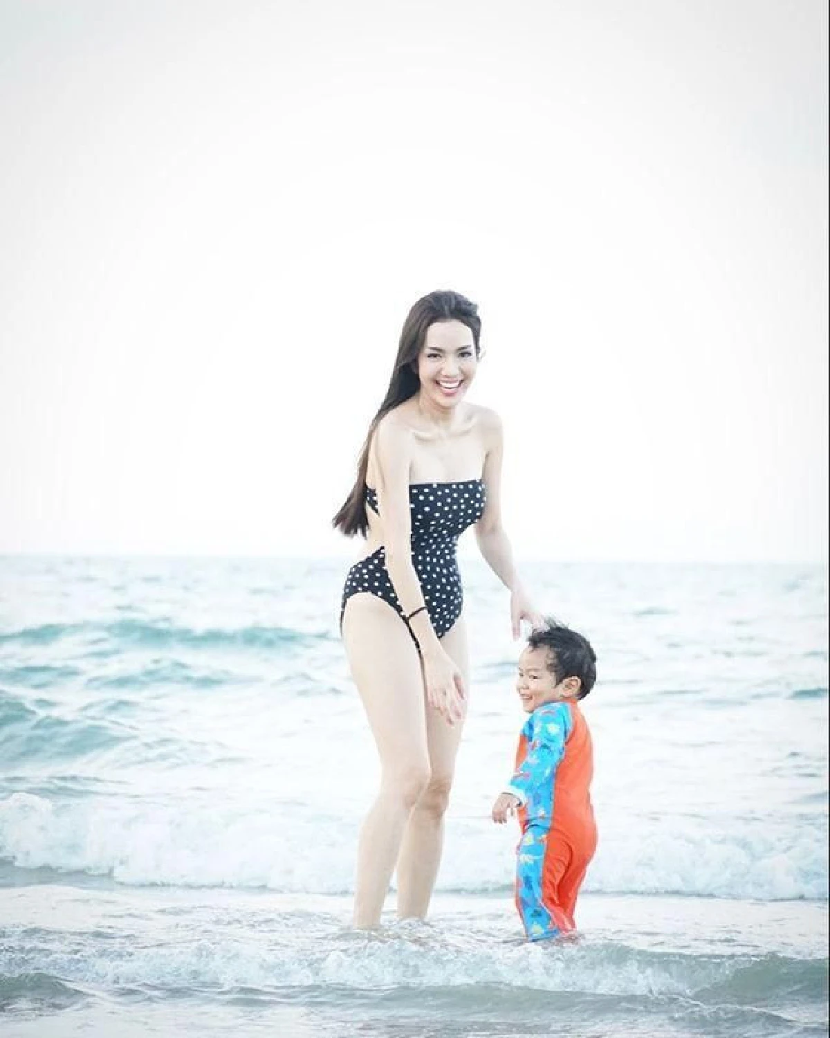 แซ่บมากแม่! อ๋อม สกาวใจ นุ่งชุดว่ายน้ำเว้าสูงอวดความเซ็กซี่เต็มสองตา