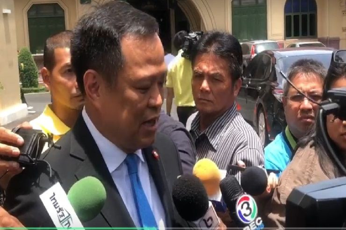 "อนุทิน" ตั้งเป้าผลิตยาจากสารสกัดกัญชาปีละ 1 ล้านขวด "อนุทิน" ตั้งเป้าผลิตยาจากสารสกัดกัญชาปีละ 1 ล้านขวด