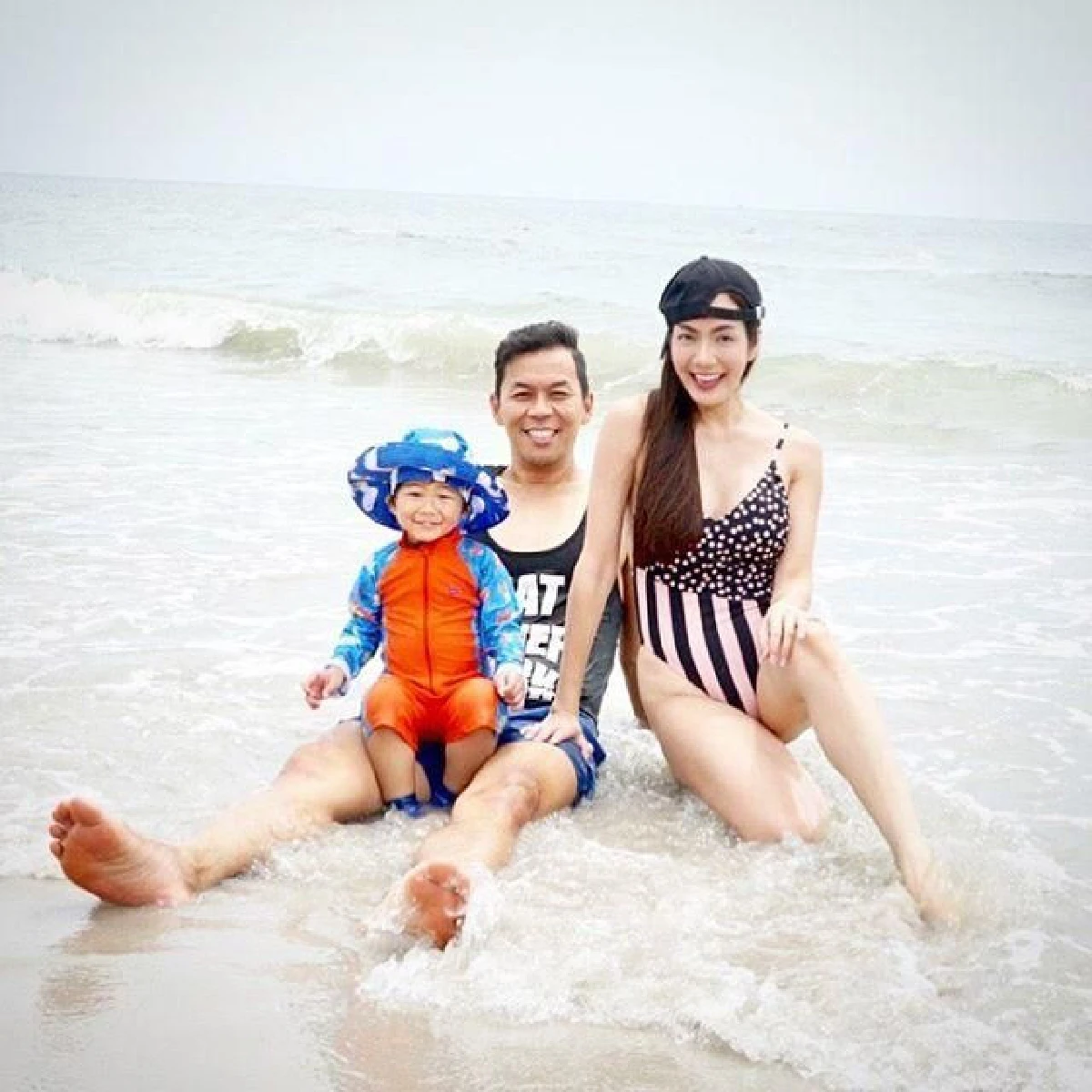 แซ่บมากแม่! อ๋อม สกาวใจ นุ่งชุดว่ายน้ำเว้าสูงอวดความเซ็กซี่เต็มสองตา