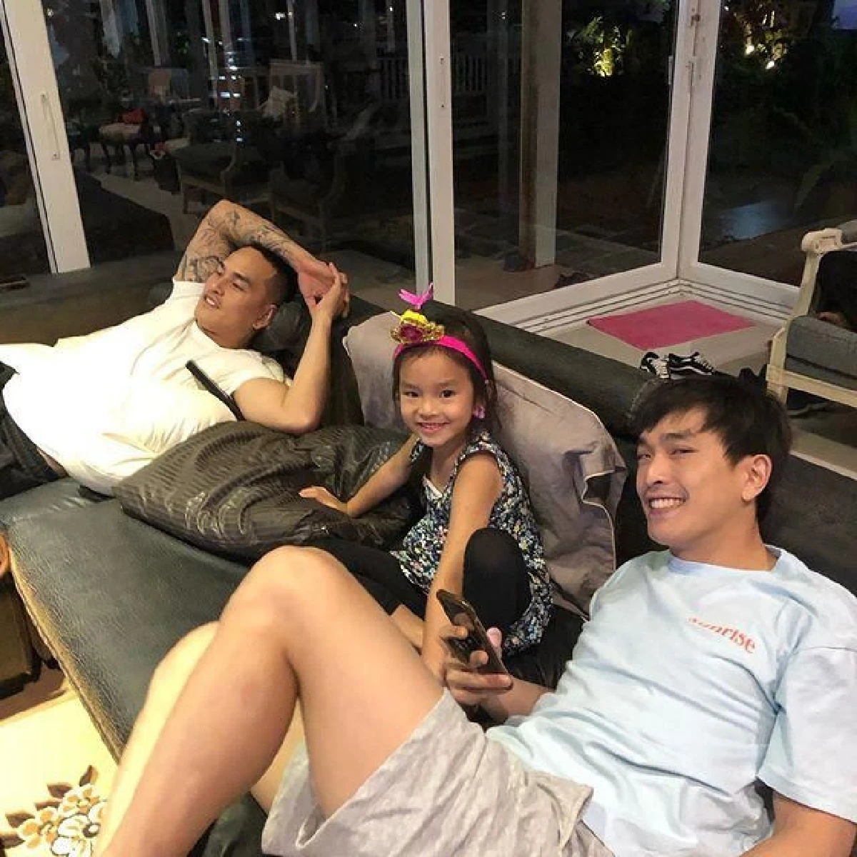 น้องปีใหม่ นั่งคุยเฮฮากับ พ่อสงกรานต์ คนโฟกัสเสียงผู้หญิงบอก "ที่รักขาทานข้าวค่ะ"