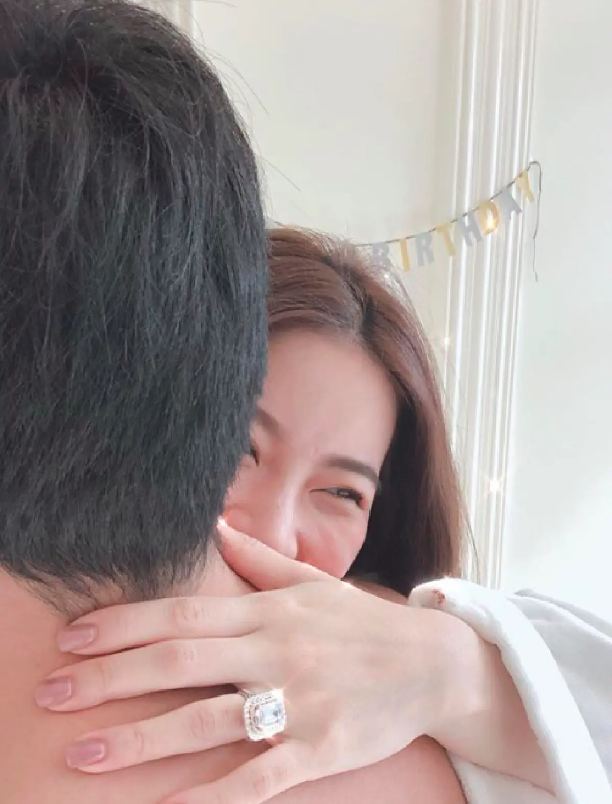 "แนน ปิยะดา” อวดแหวนเพชรเม็ดโต ที่สามี "ไฮโซกึ้ย” มอบให้เป็นของขวัญวันเกิดและครบรอบวันขอแต่งงาน