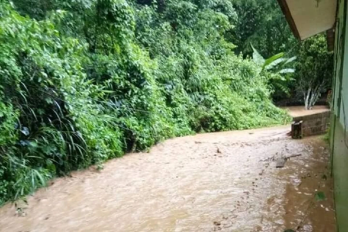ลำปางฝนตกหนักติดต่อกัน2วันน้ำป่าหลากท่วมเข้าโรงเรียนใกล้เชิงเขา