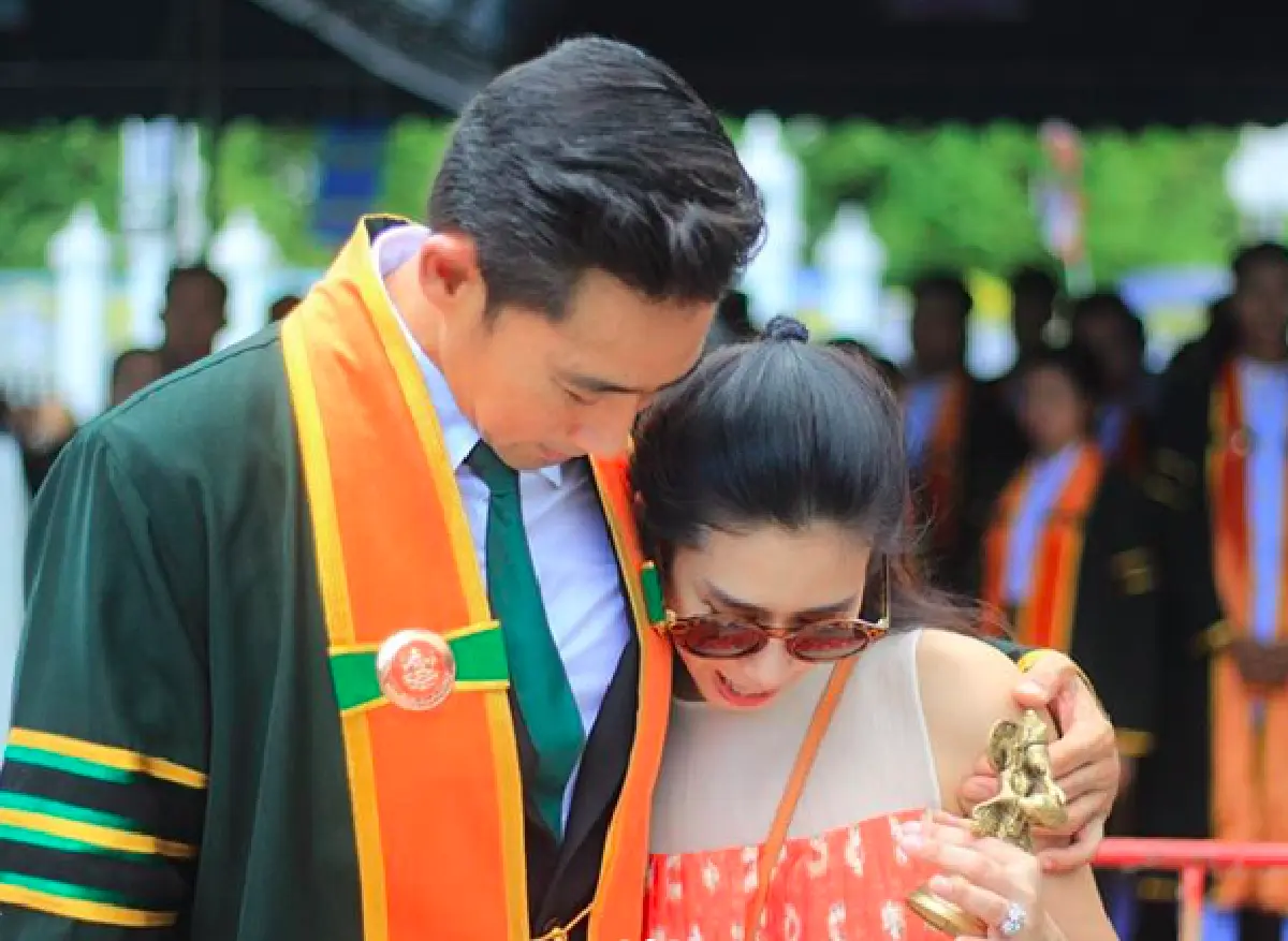“ป๊อก ปิยธิดา" ร่วมยินดีสามี "ตั๊ก นภัสรัญชน์" รับปริญญาจบโท พร้อมโชว์โมเมนต์หวาน