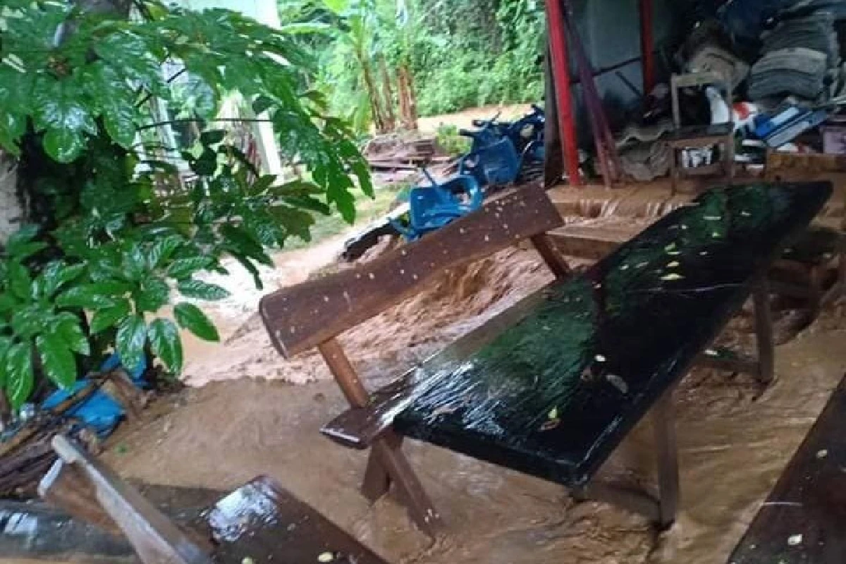 ลำปางฝนตกหนักติดต่อกัน2วันน้ำป่าหลากท่วมเข้าโรงเรียนใกล้เชิงเขา