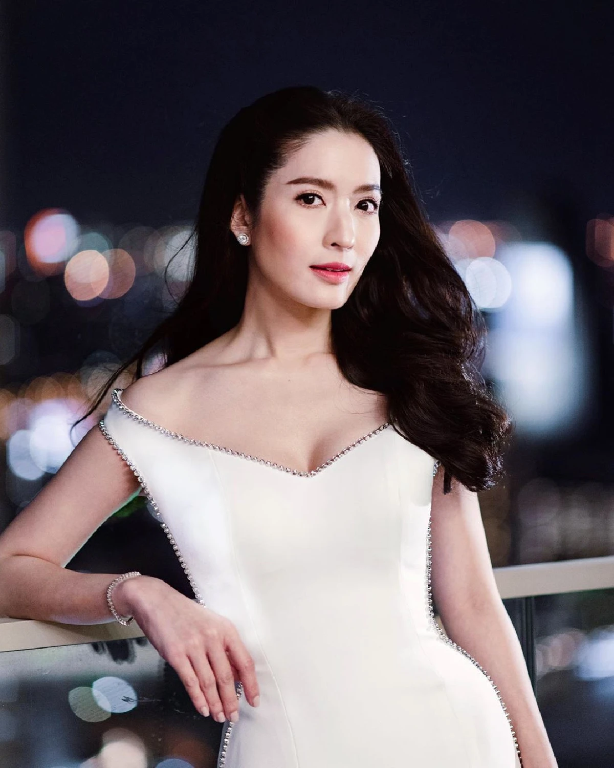 แอฟ ทักษอร ในชุดราตรีสีขาวอวดความสวยปัง ท่ามกลางวิวสวยบนตึกสูง