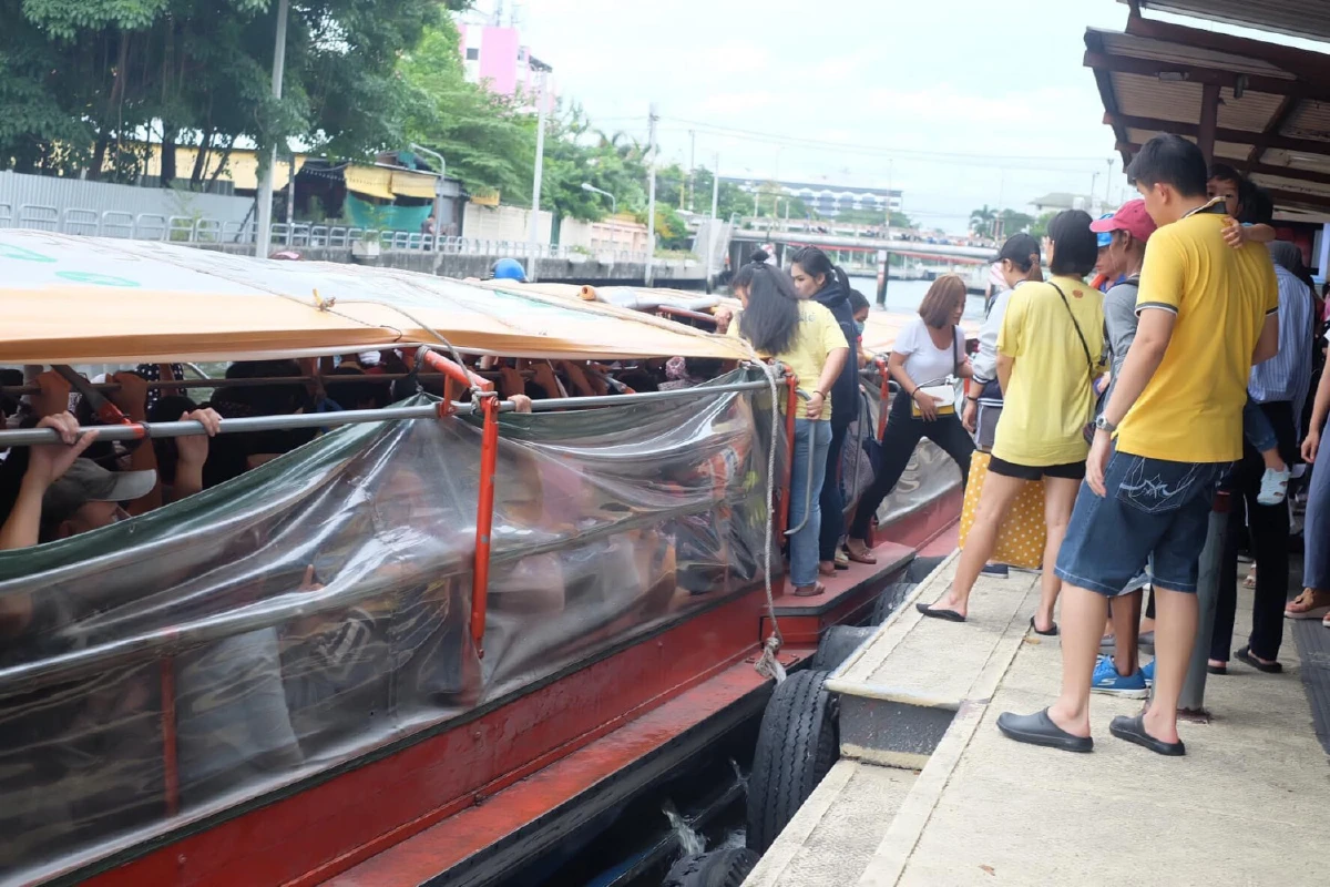 "ไม่จำกัดผู้โดยสาร ไม่มีเจ้าหน้าที่" รมช.คมนาคม ย่องเงียบนั่งเรือคลองแสนแสบ