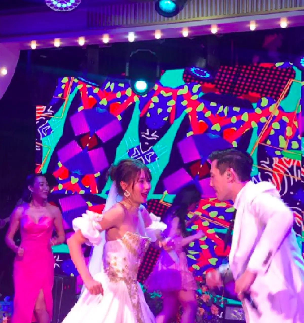 ส่องภาพบรรยากาศงานแต่ง "โดม-เมทัล" จัดเต็มสมชื่อ Wedding Concert  ดารามาเกือบทั้งวงการ