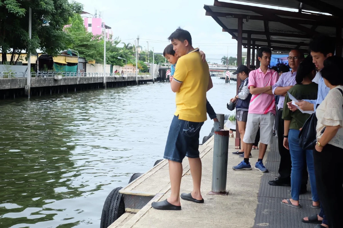 "ไม่จำกัดผู้โดยสาร ไม่มีเจ้าหน้าที่" รมช.คมนาคม ย่องเงียบนั่งเรือคลองแสนแสบ