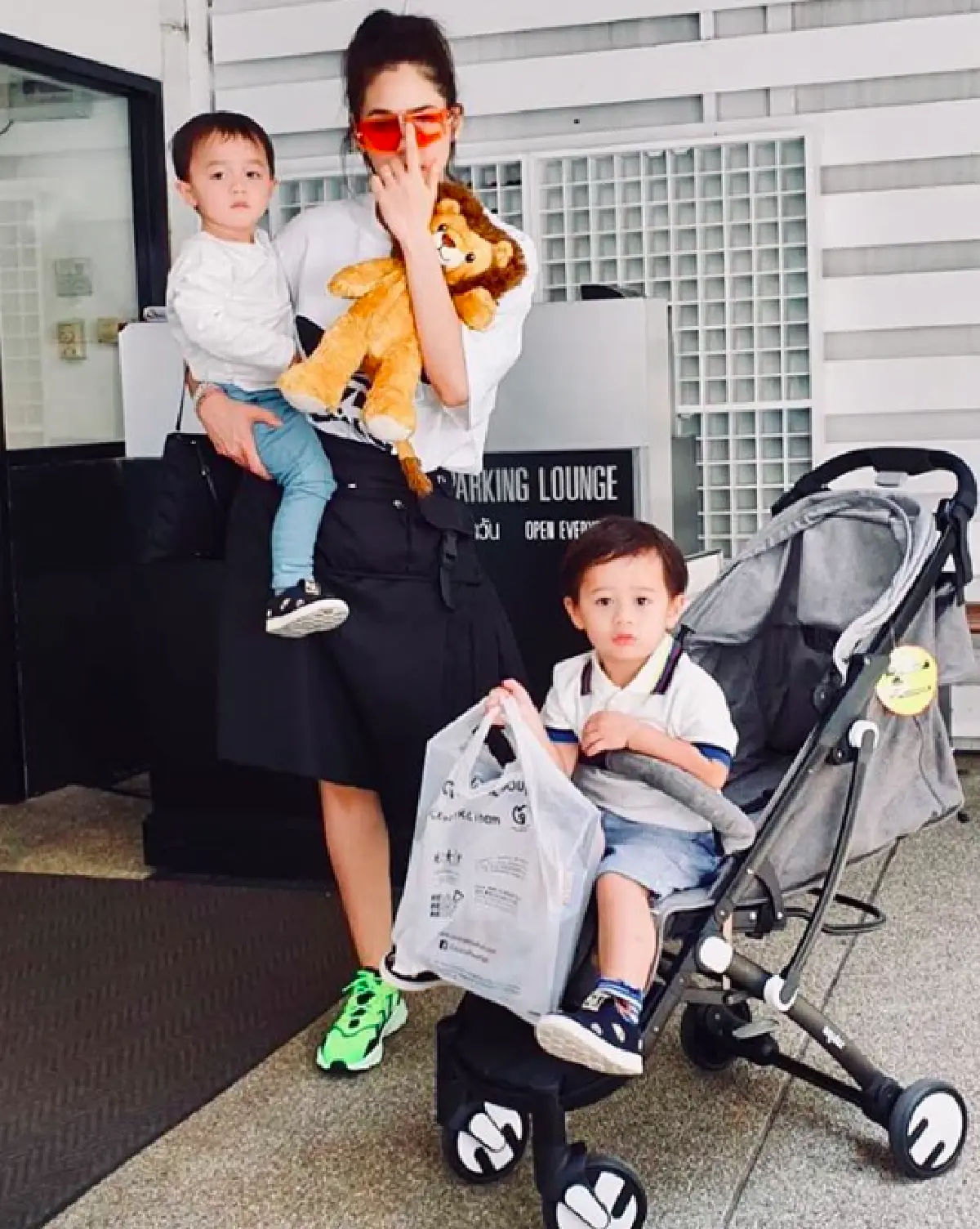 "ชมพู่-น็อต" ควงคู่ไปส่ง "สายฟ้า-พายุ" ไปโรงเรียนวันแรก