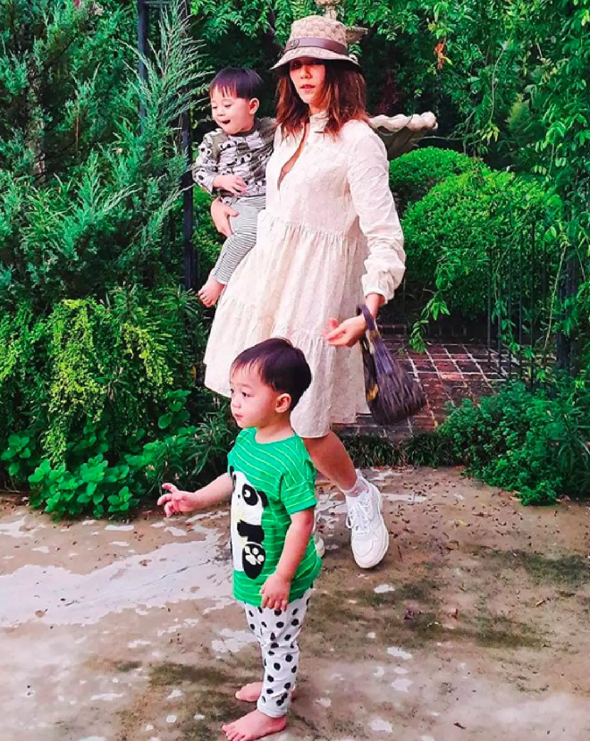 "ชมพู่-น็อต" ควงคู่ไปส่ง "สายฟ้า-พายุ" ไปโรงเรียนวันแรก