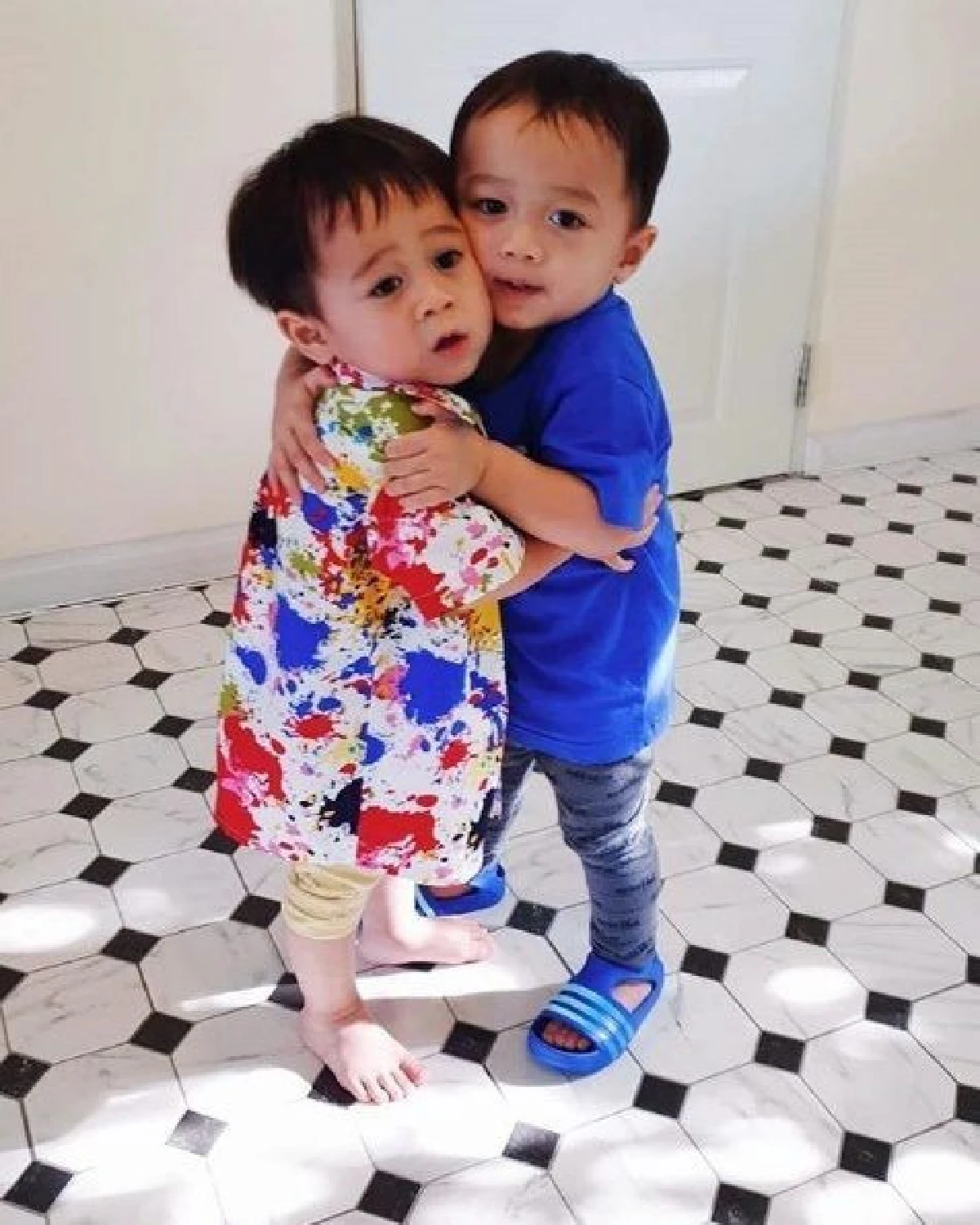 "ชมพู่-น็อต" ควงคู่ไปส่ง "สายฟ้า-พายุ" ไปโรงเรียนวันแรก