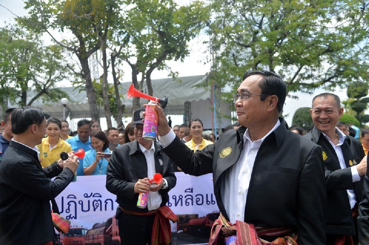 ไม่ต้องรอให้สั่ง! "บิ๊กตู่"กำชับผู้ว่าฯช่วยชาวบ้านเดือดร้อนจากภัยแล้งทันที ไม่ต้องรอให้สั่ง! "บิ๊กตู่"กำชับผู้ว่าฯช่วยชาวบ้านเดือดร้อนจากภัยแล้งทันที