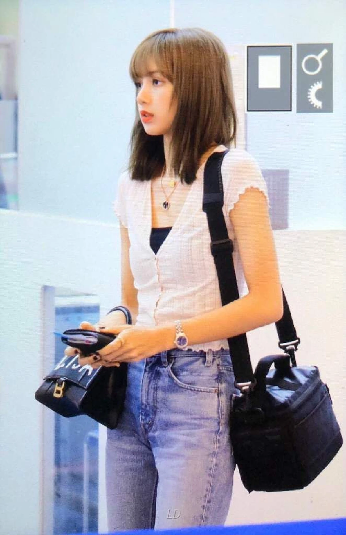 “ลิซ่า BLACKPINK” กับกระเป๋าสุดยูนิคจากแบรนด์ดัง ที่มีแค่ใบเดียวในโลกเท่านั้น