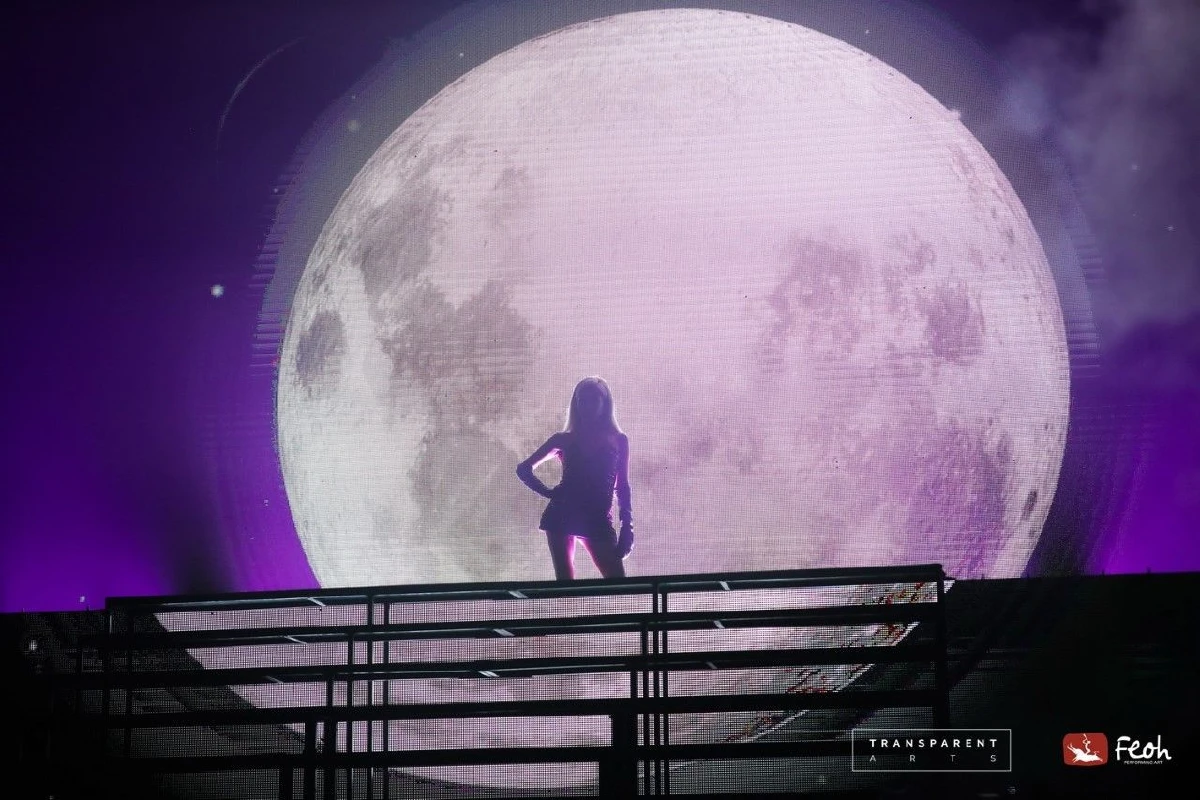 ทิฟฟานี่ ยัง โชว์แซบชุดใหญ่ไฟกะพริบ เต็มอิ่มทุกโมเมนต์คอนเสิร์ต