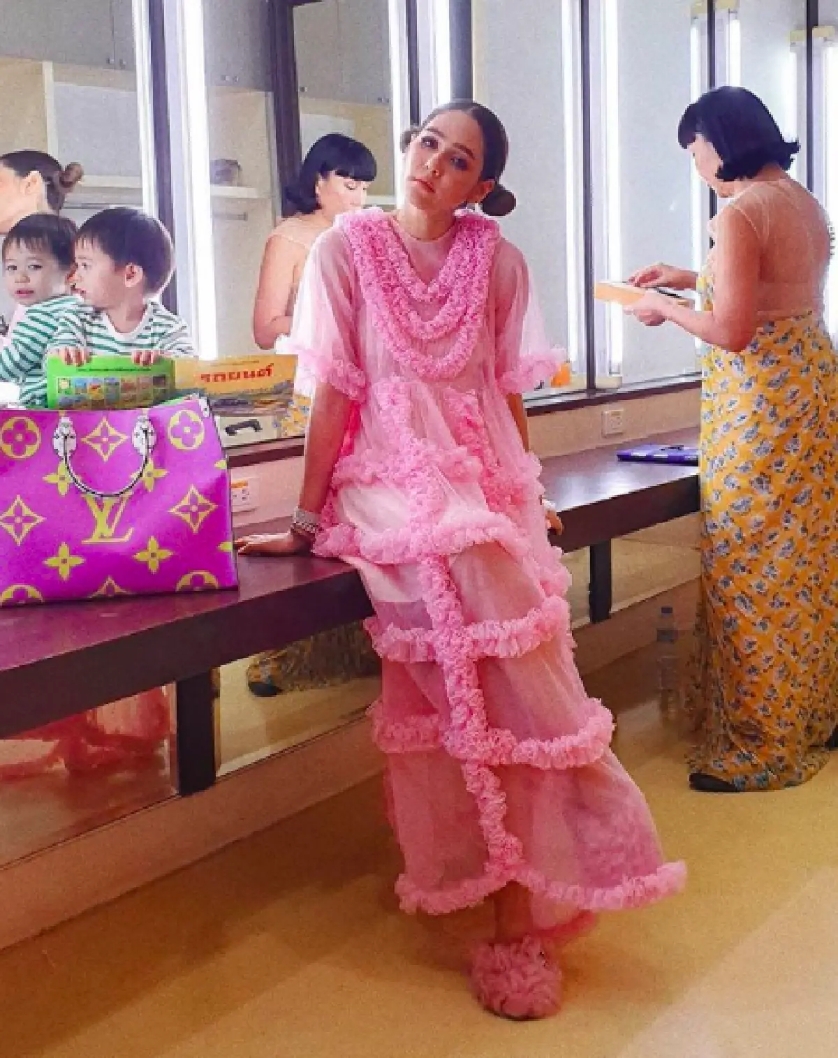 ชุดเดียวกัน..แต่สวยกันคนละแบบ! ส่องแฟชั่น “แม่ชม-แม่เป้ย” กับการแต่งตัวชิคๆ