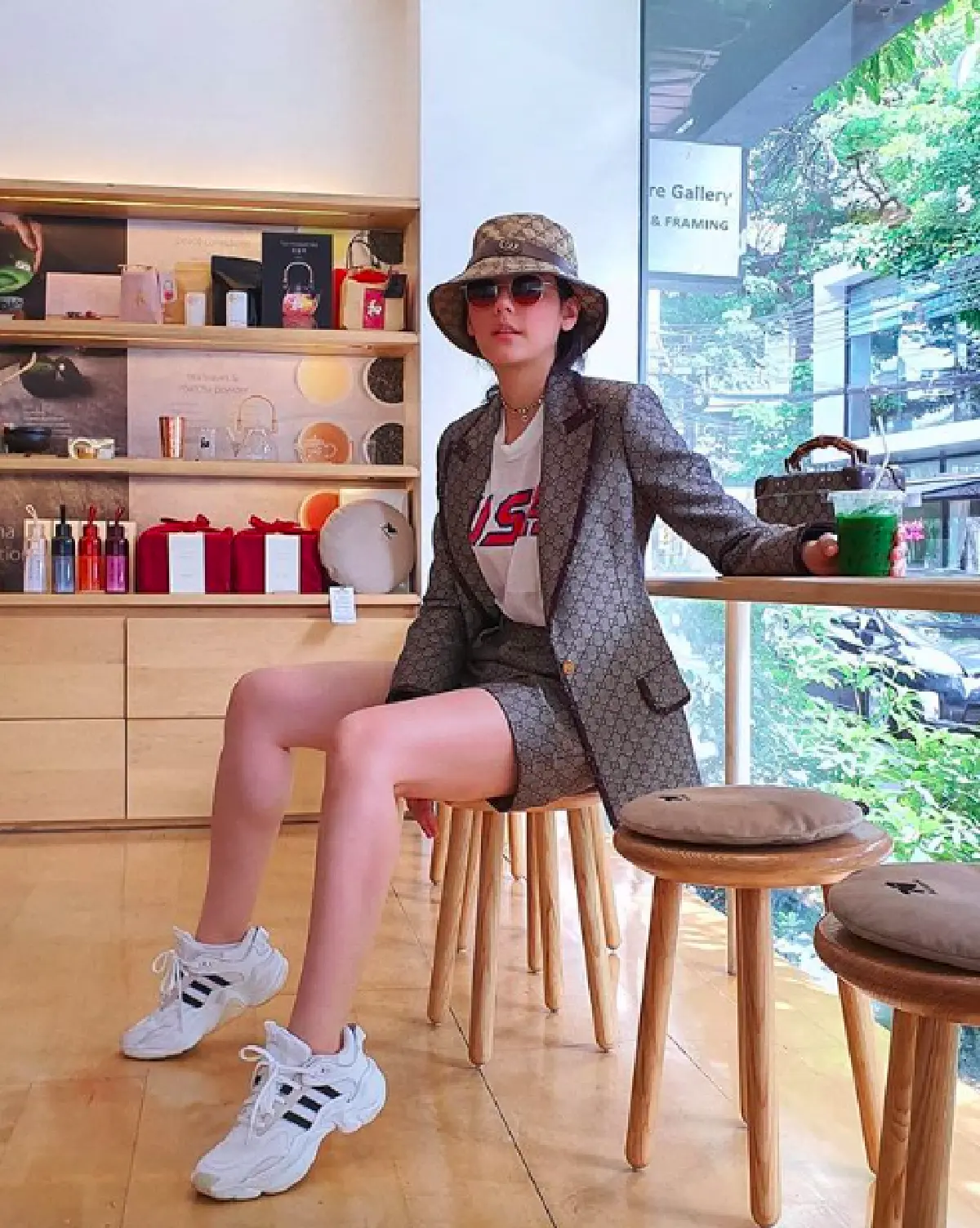 ชุดเดียวกัน..แต่สวยกันคนละแบบ! ส่องแฟชั่น “แม่ชม-แม่เป้ย” กับการแต่งตัวชิคๆ