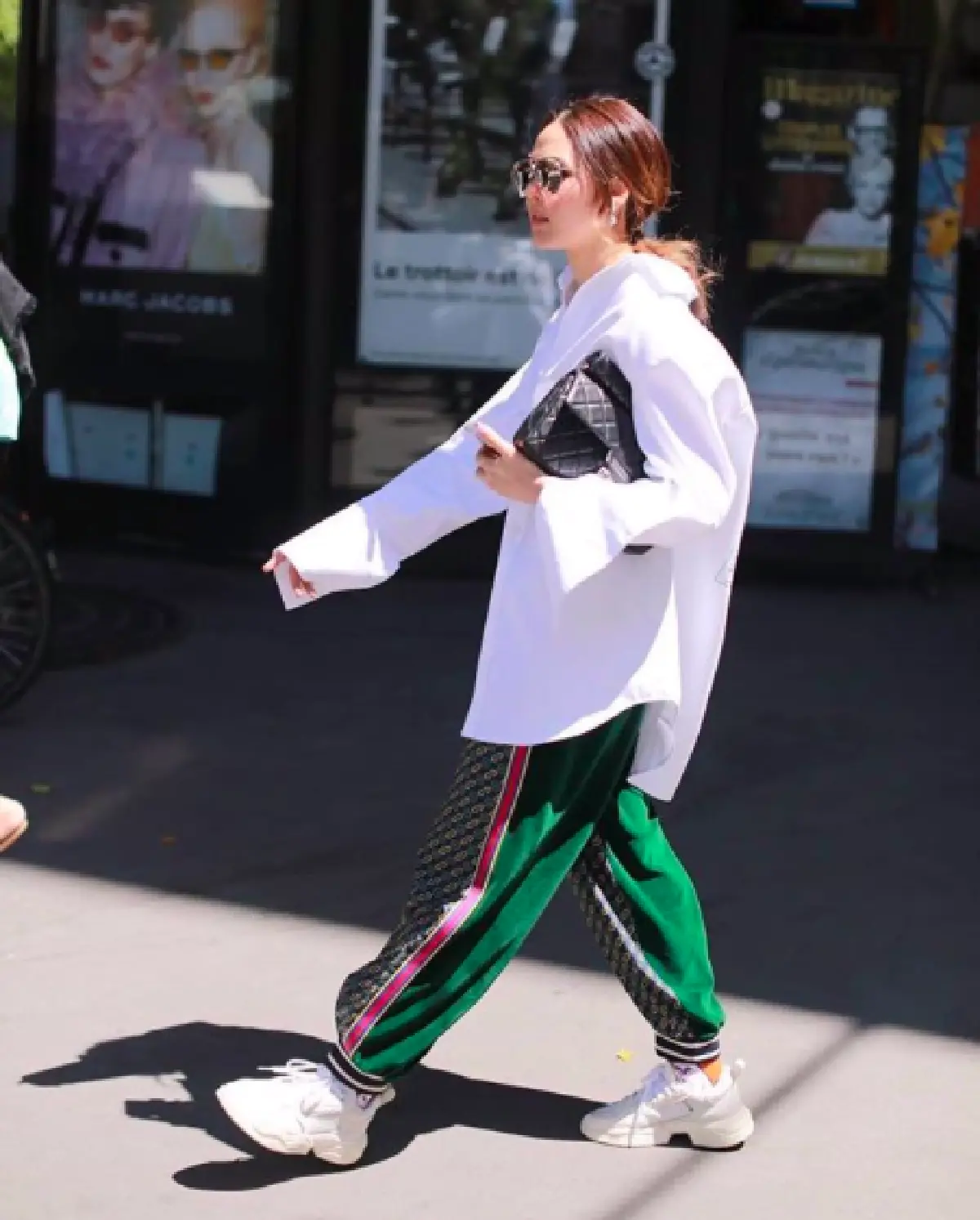 ชุดเดียวกัน..แต่สวยกันคนละแบบ! ส่องแฟชั่น “แม่ชม-แม่เป้ย” กับการแต่งตัวชิคๆ