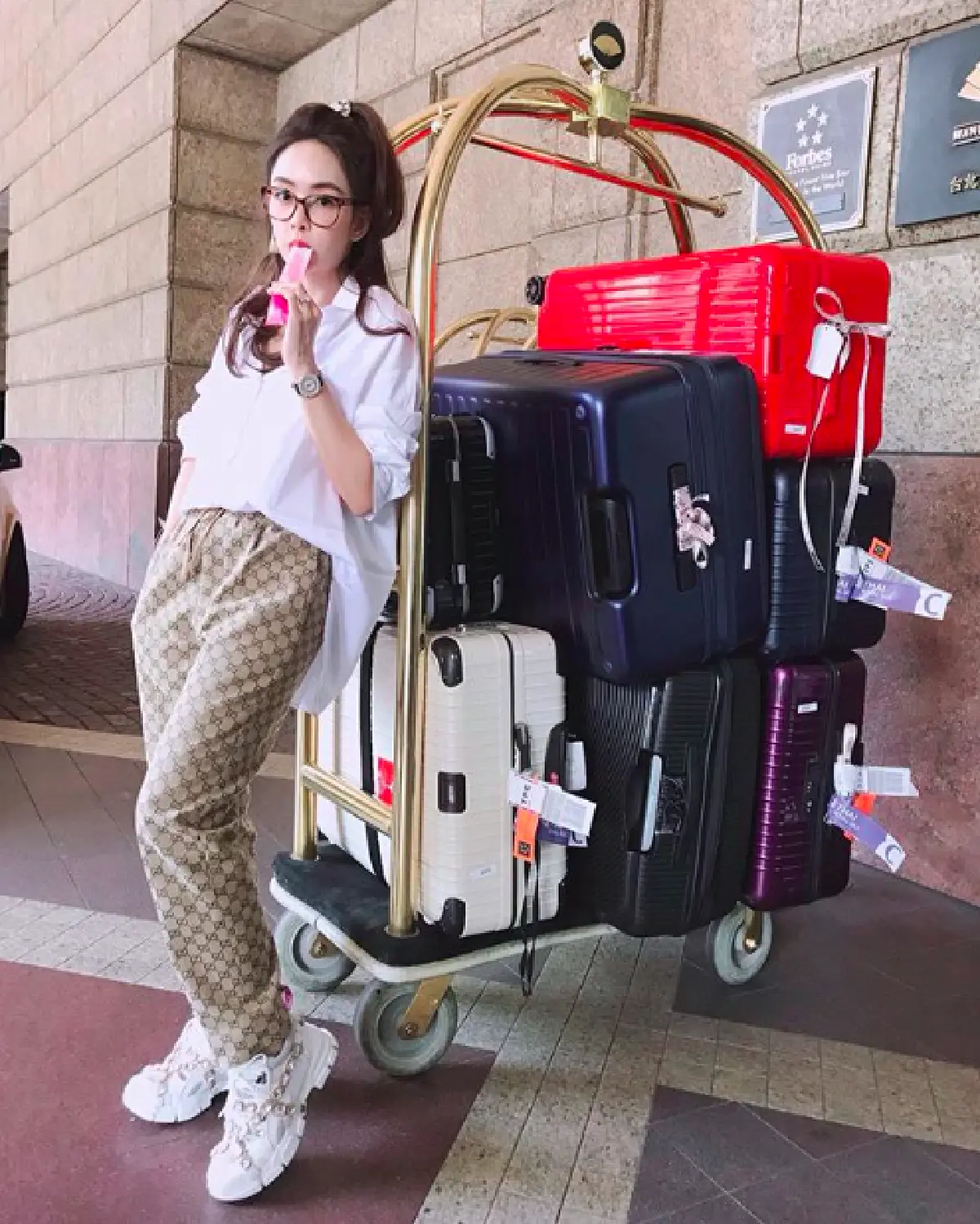 ชุดเดียวกัน..แต่สวยกันคนละแบบ! ส่องแฟชั่น “แม่ชม-แม่เป้ย” กับการแต่งตัวชิคๆ