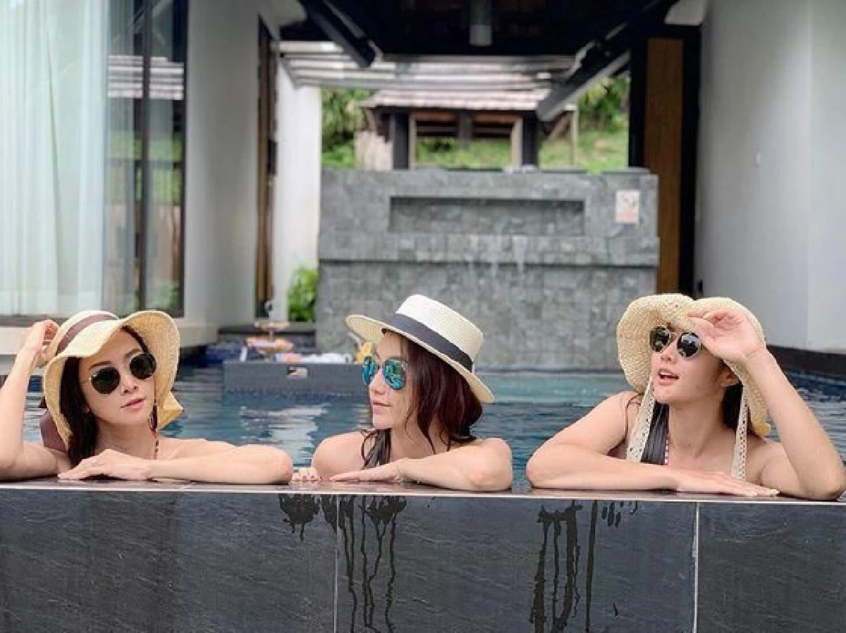 เซ็กซี่ไม่เบา! ยุ้ย จีรนันท์ ชวนแก๊งเพื่อนสลัดผ้าอวดหุ่นแซ่บนานๆที