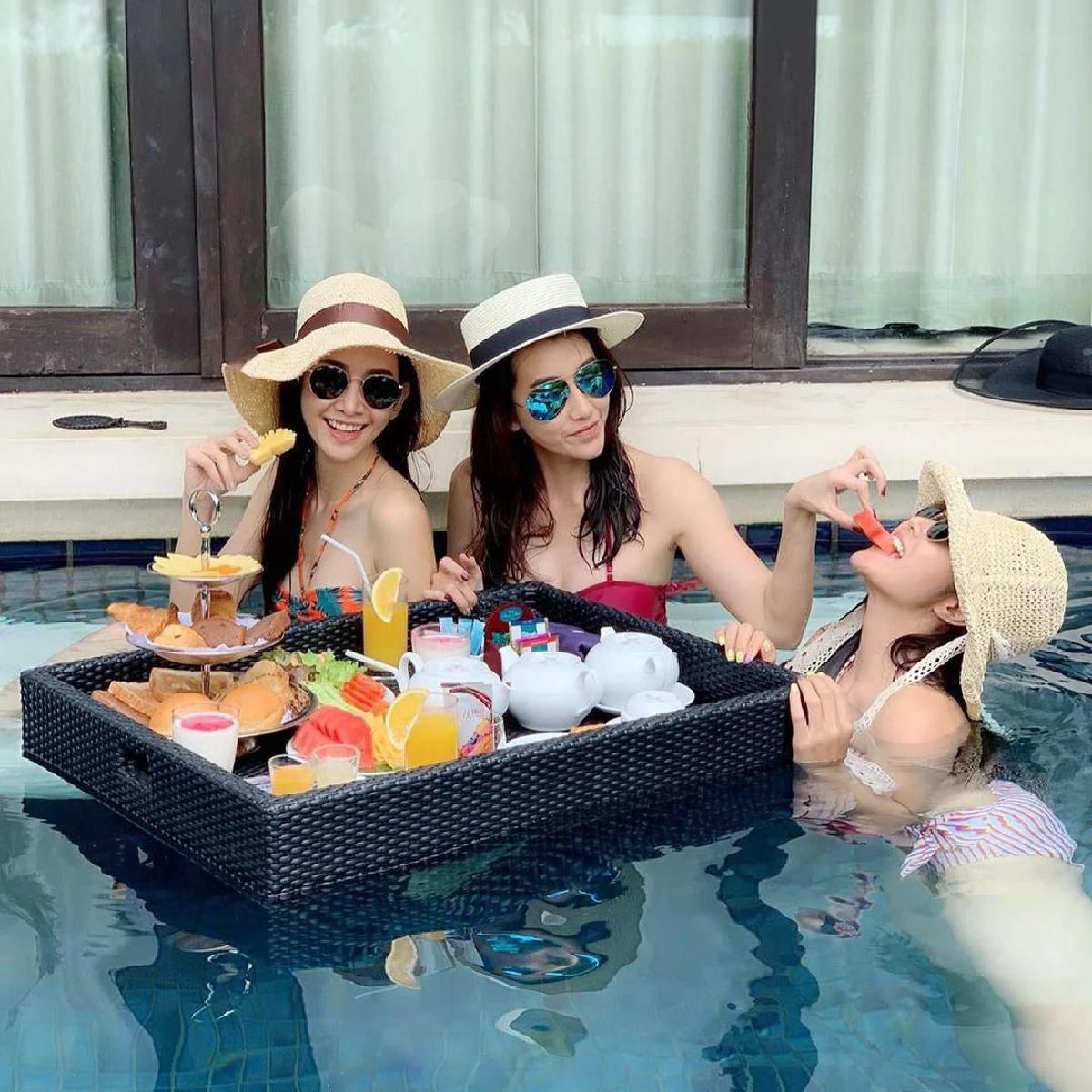 เซ็กซี่ไม่เบา! ยุ้ย จีรนันท์ ชวนแก๊งเพื่อนสลัดผ้าอวดหุ่นแซ่บนานๆที