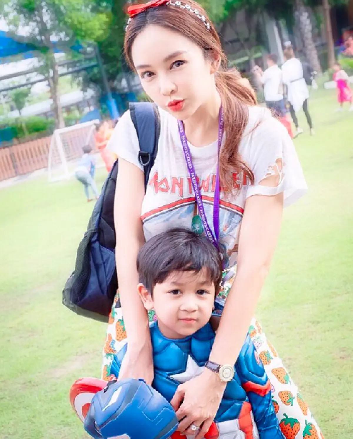 ชุดเดียวกัน..แต่สวยกันคนละแบบ! ส่องแฟชั่น “แม่ชม-แม่เป้ย” กับการแต่งตัวชิคๆ