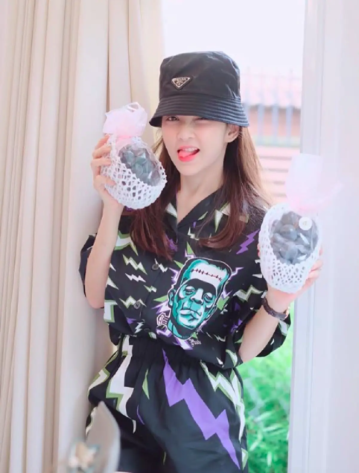 ชุดเดียวกัน..แต่สวยกันคนละแบบ! ส่องแฟชั่น “แม่ชม-แม่เป้ย” กับการแต่งตัวชิคๆ