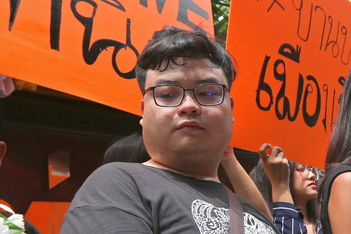 ศาลสั่งปรับ 2 พัน "เพนกวิน-บอล" ฝ่าฝืน พ.ร.บ.ชุมนุมสาธารณะ ศาลสั่งปรับ 2 พัน "เพนกวิน-บอล" ฝ่าฝืน พ.ร.บ.ชุมนุมสาธารณะ