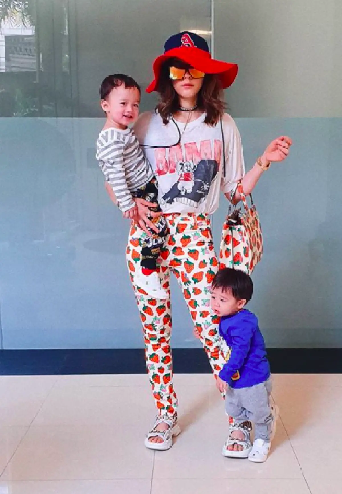 ชุดเดียวกัน..แต่สวยกันคนละแบบ! ส่องแฟชั่น “แม่ชม-แม่เป้ย” กับการแต่งตัวชิคๆ