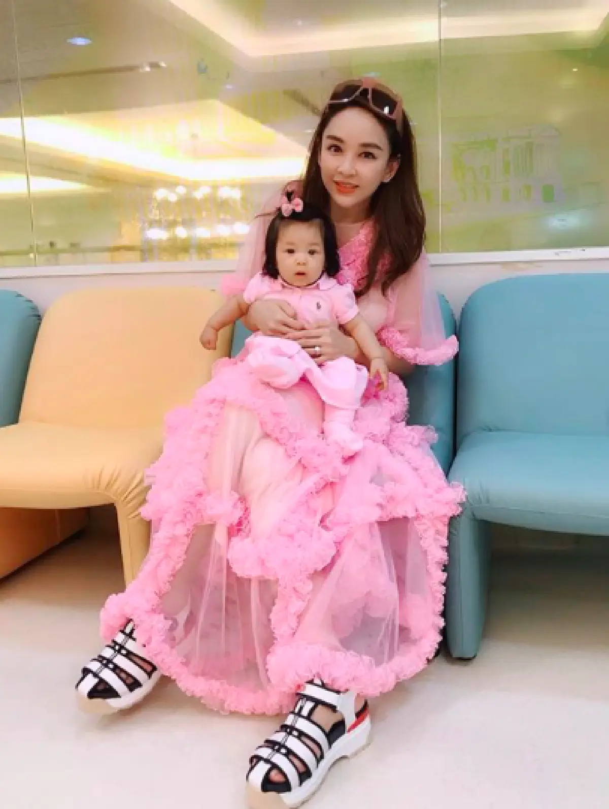 ชุดเดียวกัน..แต่สวยกันคนละแบบ! ส่องแฟชั่น “แม่ชม-แม่เป้ย” กับการแต่งตัวชิคๆ