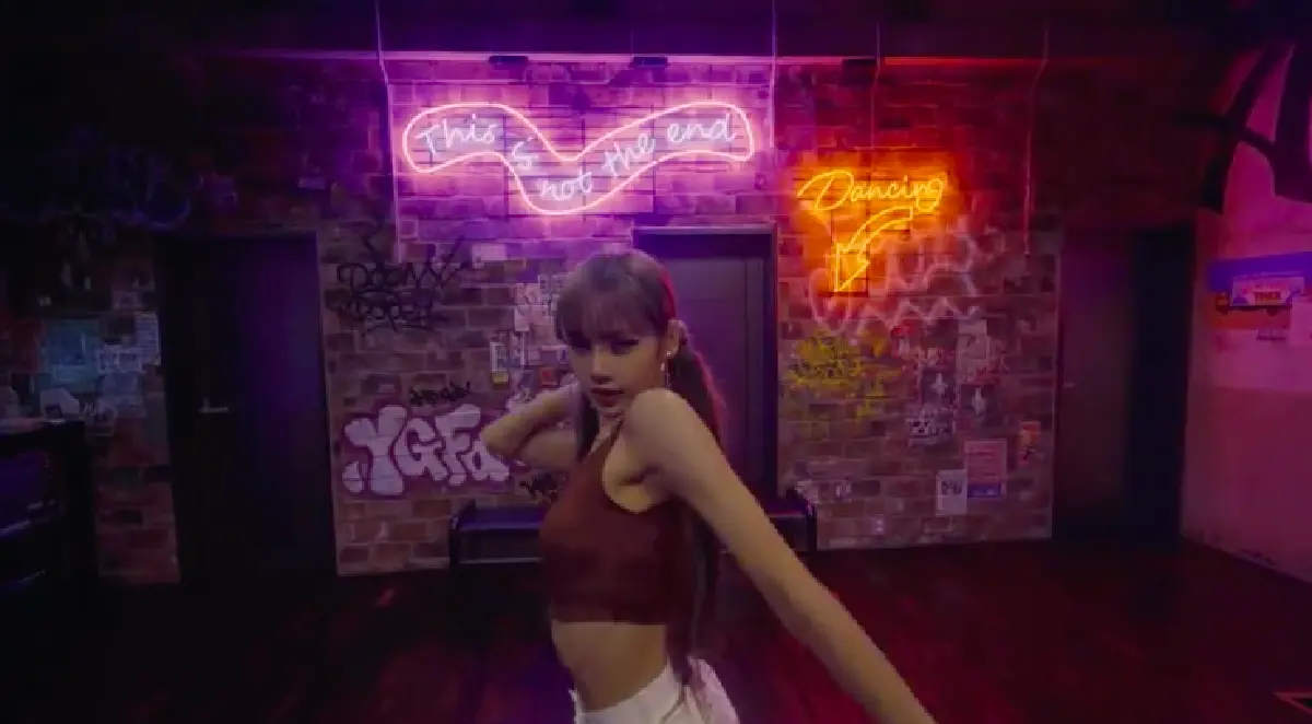 เริ่มฝึกเต้นกันได้! "ลิซ่า BLACKPINK” ใส่เต็มกับท่าแดนซ์สุดแซ่บ MALAMENTE ลงในชาแนลของตัวเอง