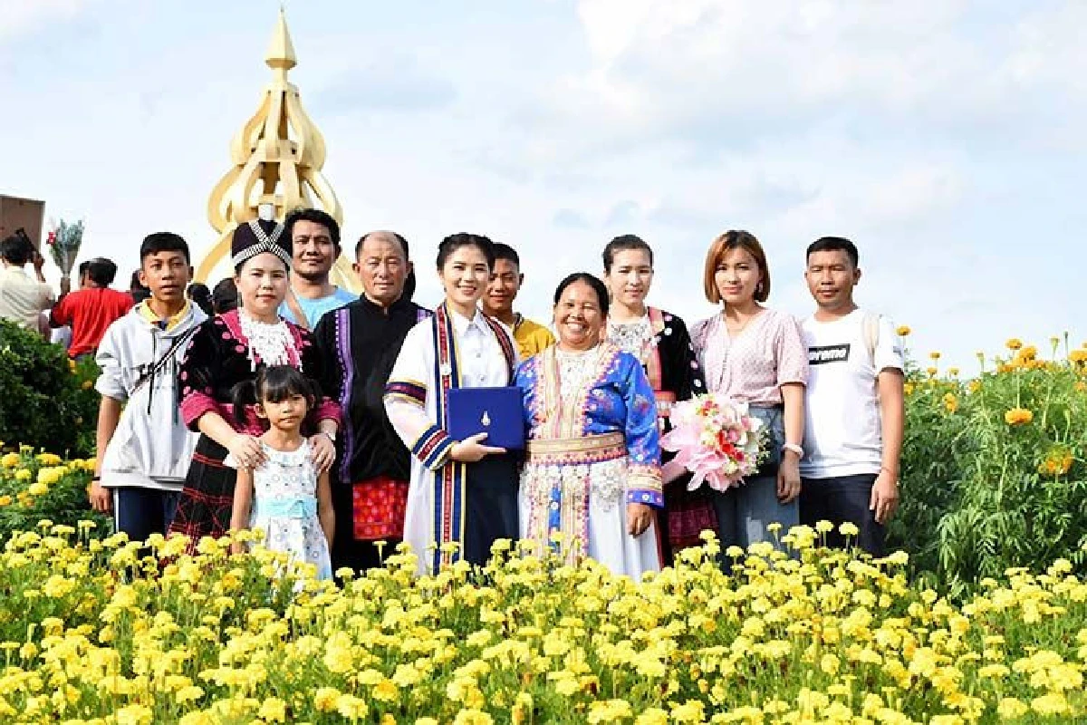 ได้สวมครุยดั่งใจหวัง ถ่ายรูปพร้อมหน้า “น้องดา” สาวม้งใฝ่ดี เผยชีวิตก่อนคว้าปริญญาวิศวกรรมศาสตร์