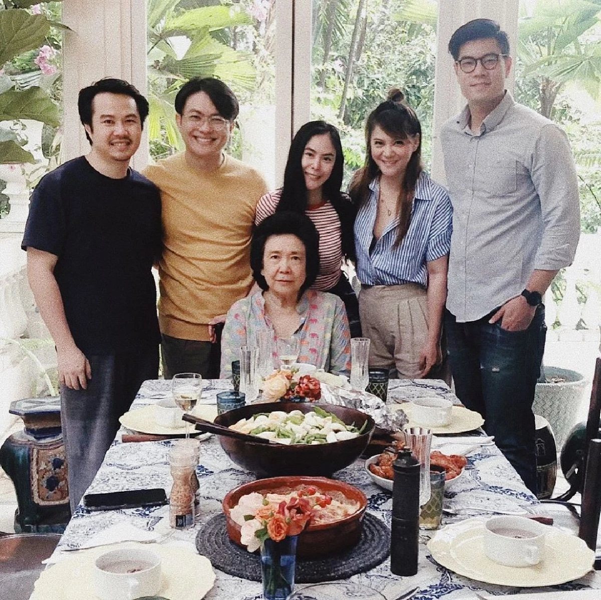 คู่นี้น่ารัก! พิมพ์มาดา-เชฟฟาง หวานเบาๆ เปลี่ยนภาพหมู่เป็นภาพคู่ซะงั้น