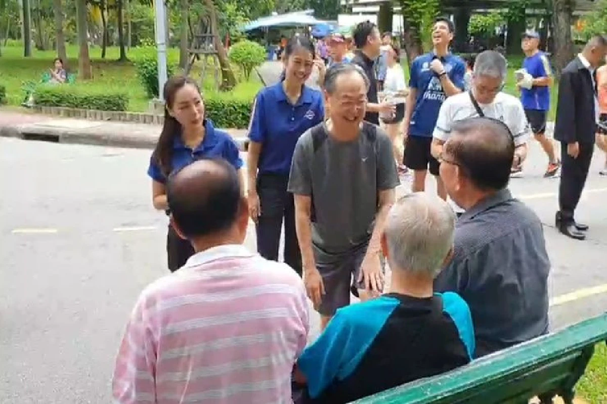 "สนธิรัตน์" ควง แรมโบ้อีสานออกกำลังกายสวนลุมฯ แฟนคลับเชียร์อยู่ยาวๆ