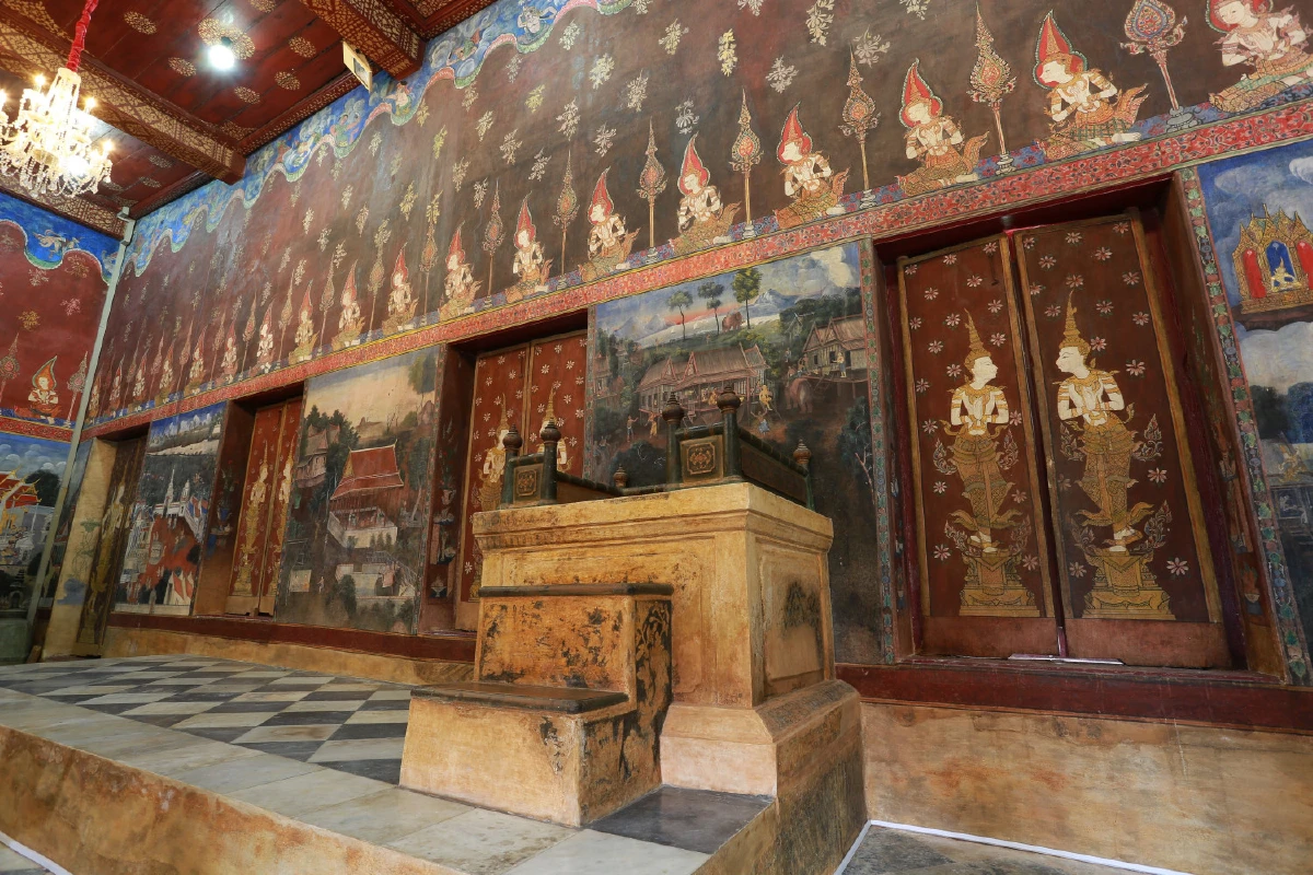 ภาพเขียนประวัติศาสตร์สมัยร.5และพระอินทร์แปลง ที่วัดเสนาสน์ อยุธยา