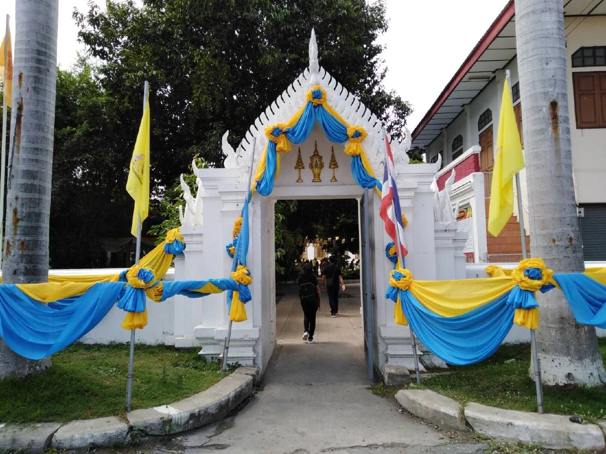 ภาพเขียนประวัติศาสตร์สมัยร.5และพระอินทร์แปลง ที่วัดเสนาสน์ อยุธยา