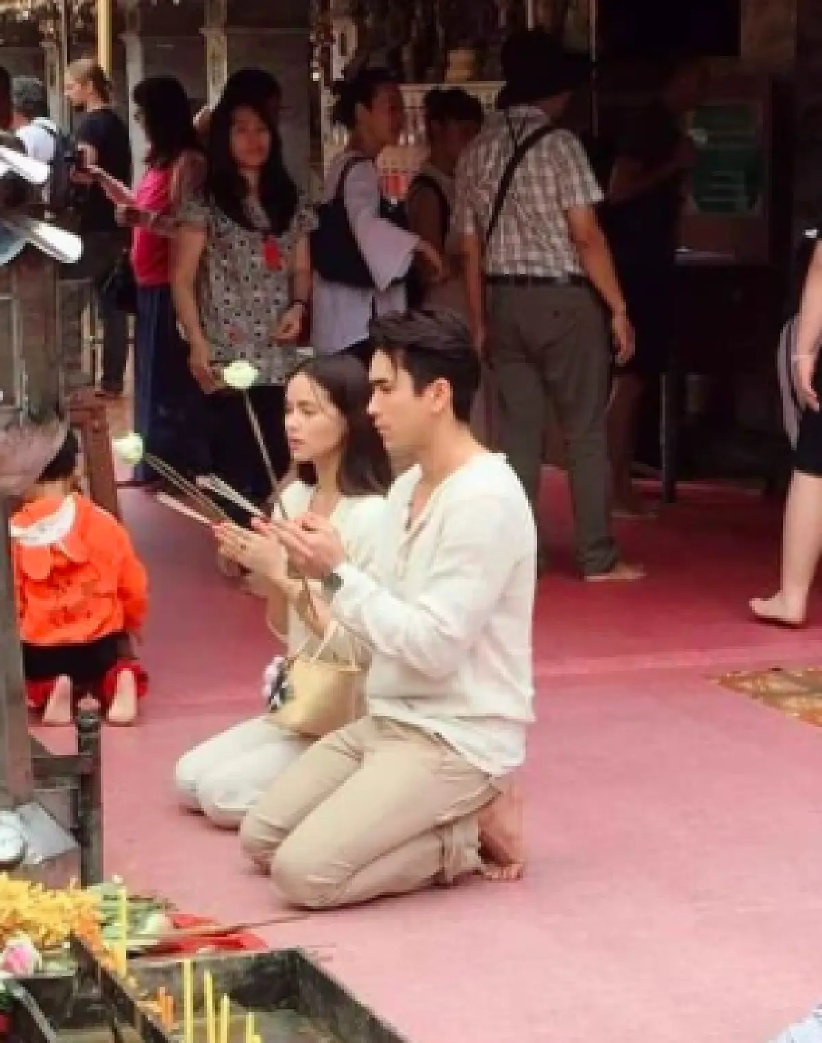 "ณเดชน์ ญาญ่า” ควงคู่ทำบุญเชียงใหม่ดูแลกันอย่างดี พร้อมภาพเรียกรอยยิ้มจากแฟนคลับ