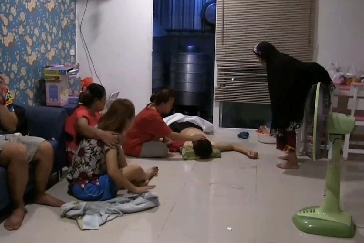 โมโหพี่เขยกับพี่สาวทะเลาะกันไม่หยุดต่อยกระจกแตกพลาดโดนบาดดับ