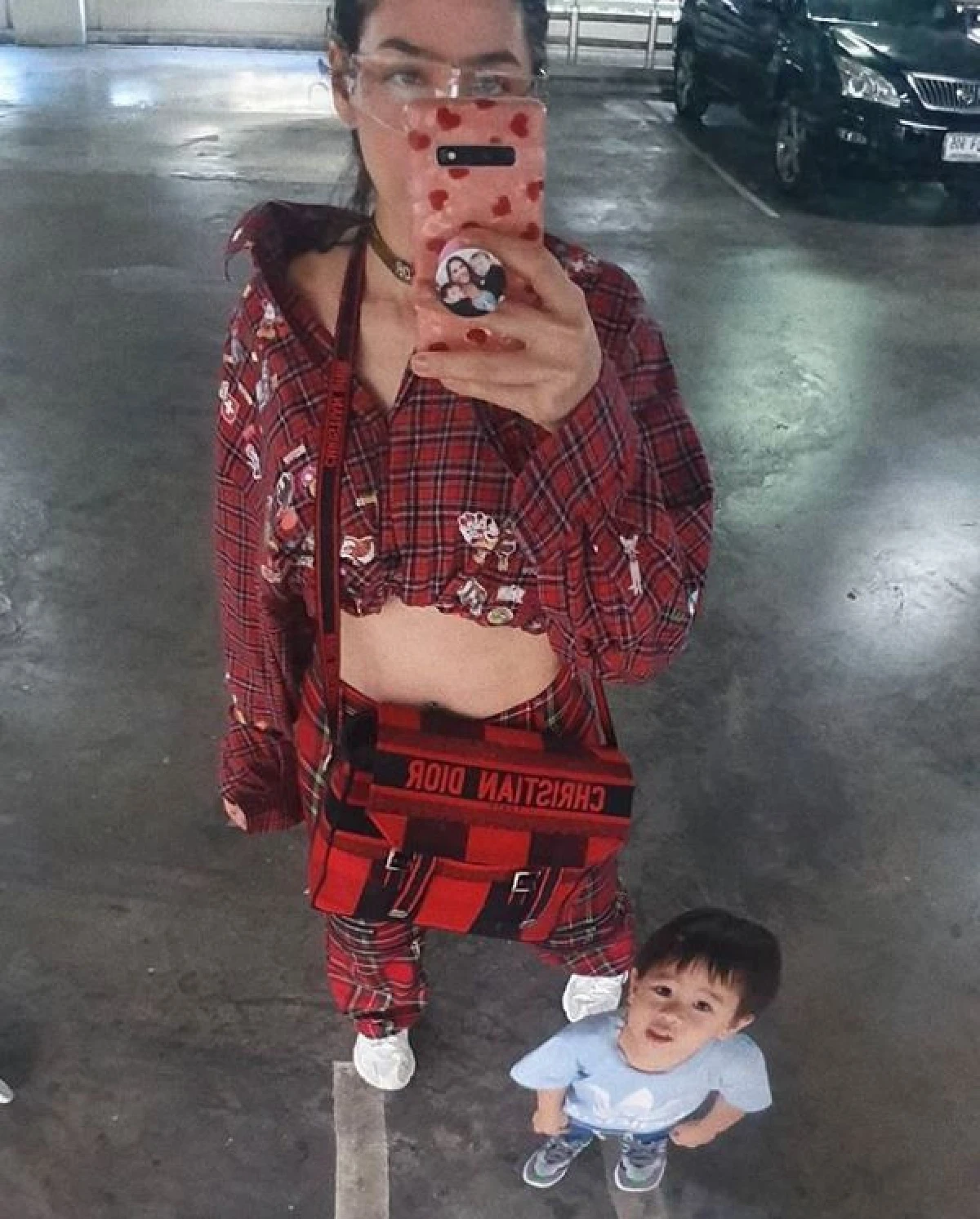 ซูมเคสมือถือ "ชมพู่ อารยา” น่ารักหนักมาก รู้เลยติดลูกแฝดขนาดไหน