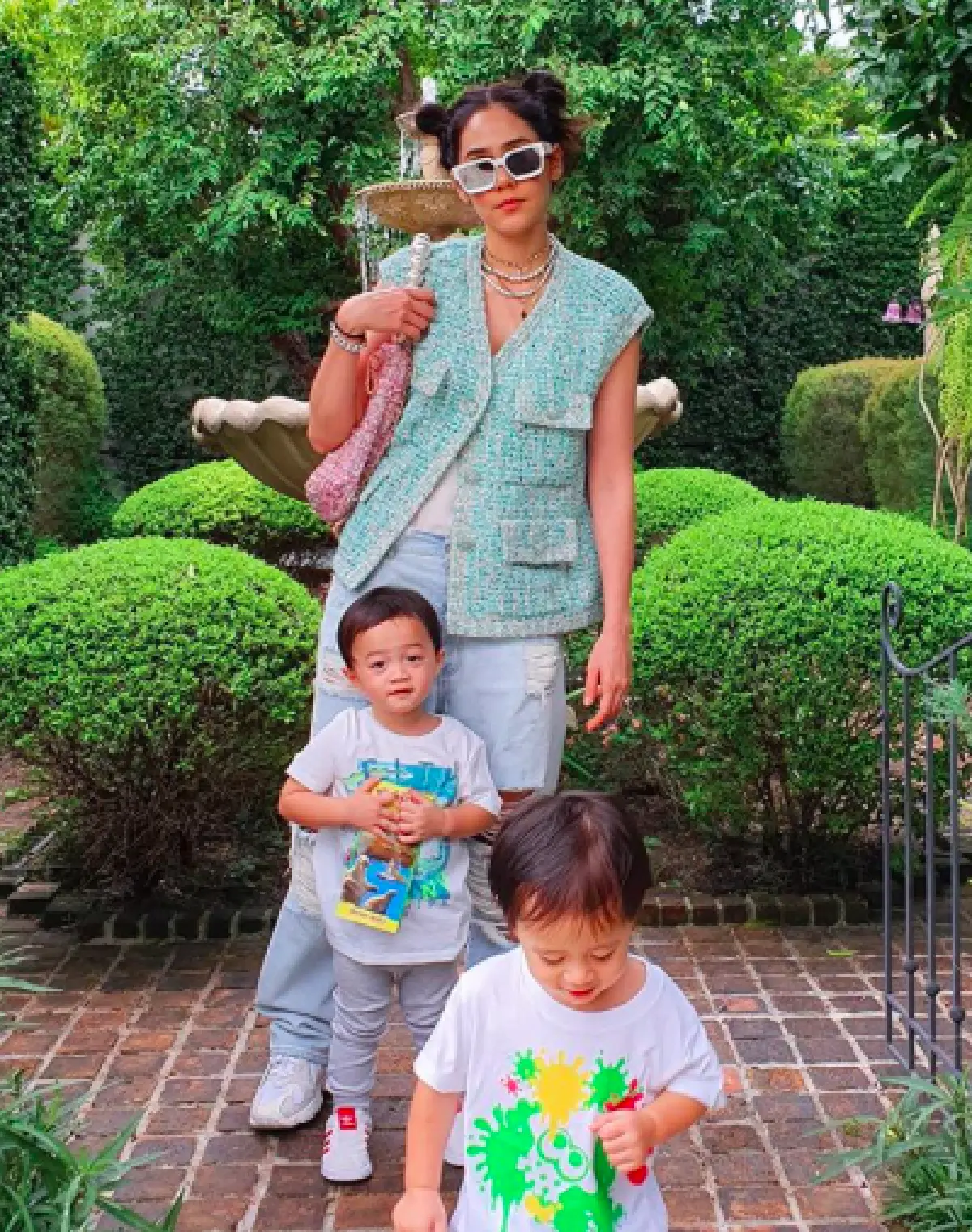 ซูมเคสมือถือ "ชมพู่ อารยา” น่ารักหนักมาก รู้เลยติดลูกแฝดขนาดไหน