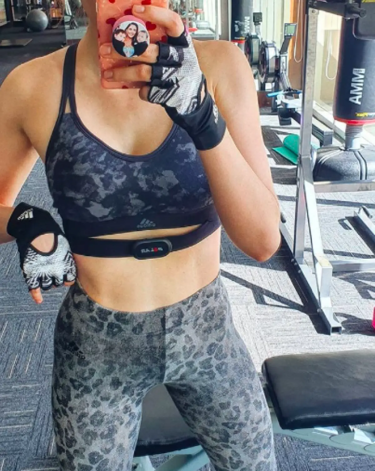 ซูมเคสมือถือ "ชมพู่ อารยา” น่ารักหนักมาก รู้เลยติดลูกแฝดขนาดไหน