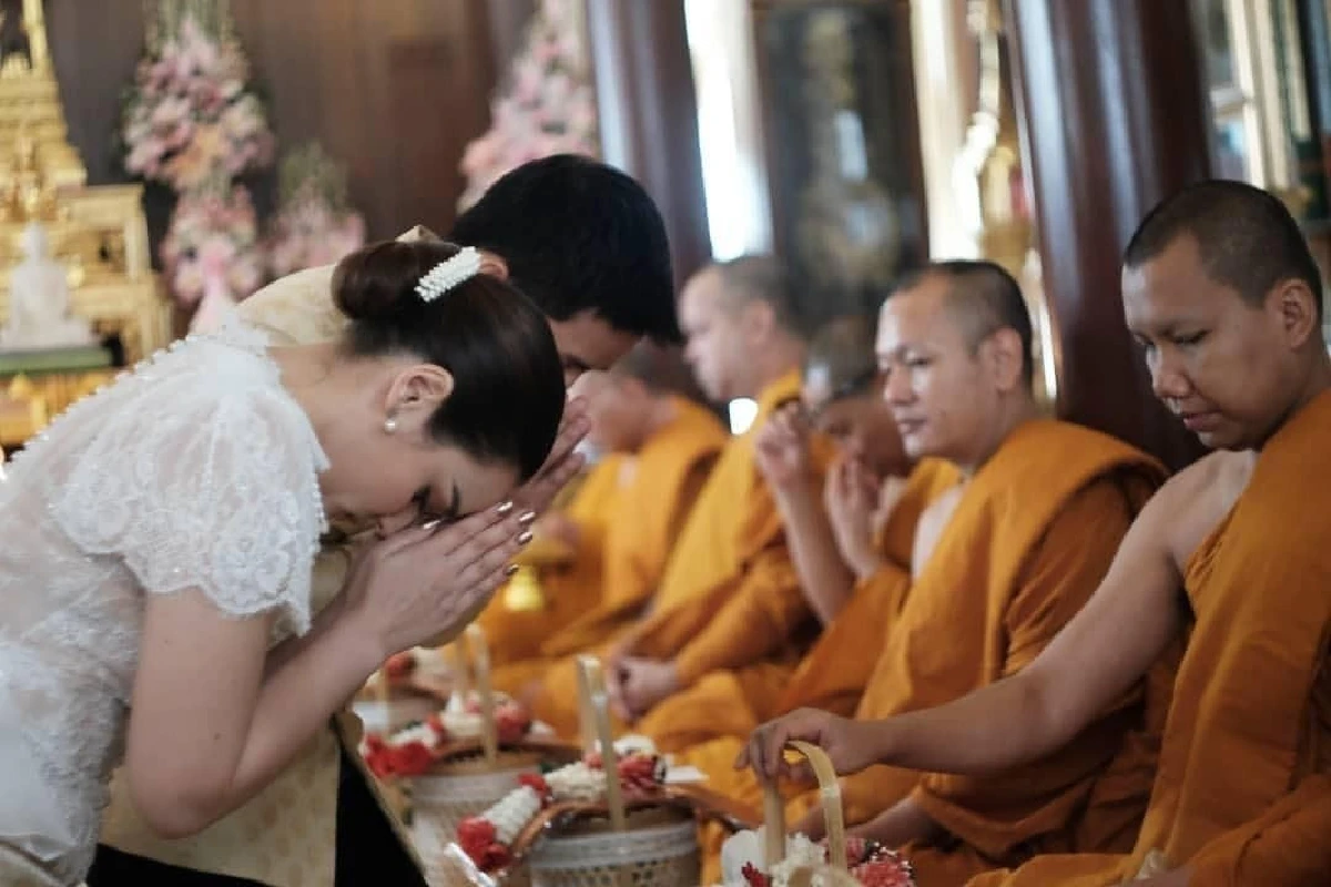 แต่งแล้ว! นาตาลี เดวิส ควงแฟนหนุ่มนักการทูต เข้าพิธีสงฆ์อบอุ่นเรียบง่าย