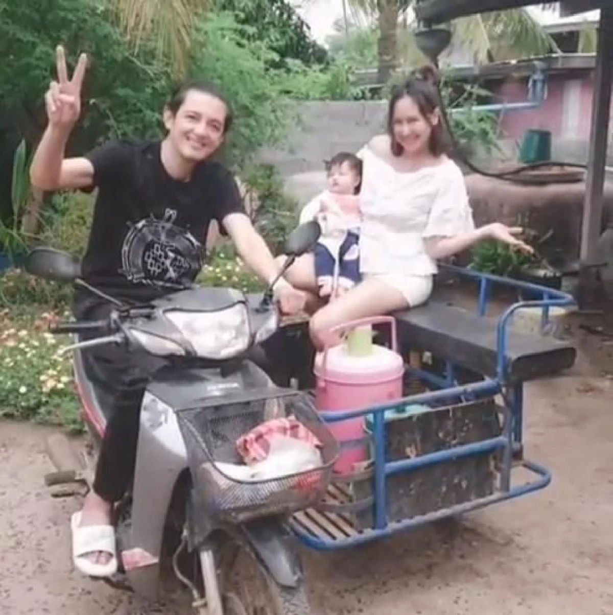 ศรราม พาลูกสาวเยี่ยมคุณตาที่ต่างจังหวัด อบอุ่นน่ารักกับชีวิตครอบครัวชาวไร่