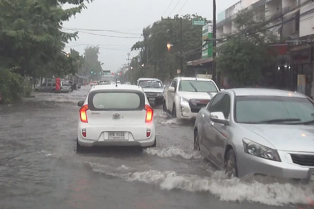 ฝนถล่มเทศบาลนครอุดรธานีต่อเนื่องน้ำไหลไม่ทันท่วมเกือบทั้งเมือง