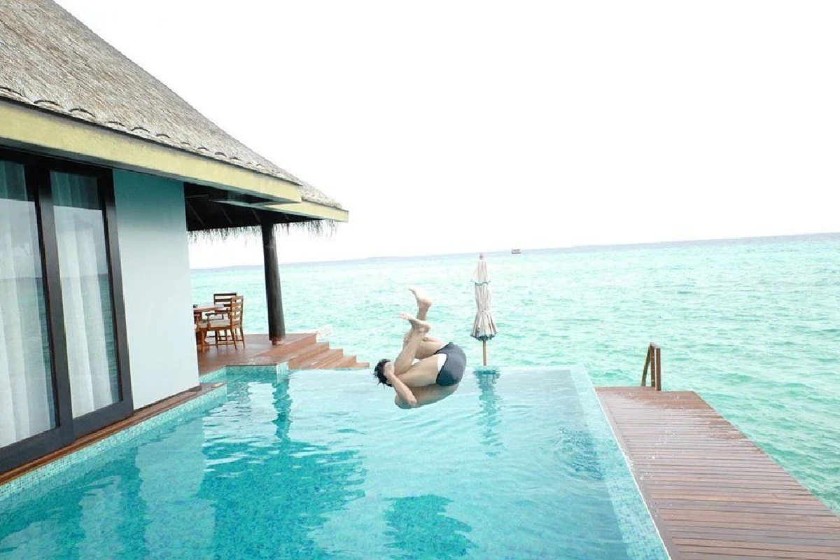 หนุ่มหล่อประจำทริป! ไมค์ ภัทรเดช ถอดโชว์หุ่นล่ำทำสาว ๆ ใจสั่นมาก