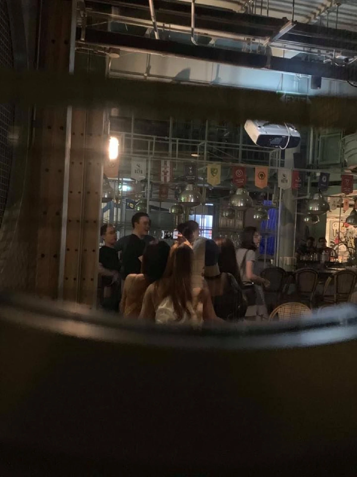 ไหนว่าไม่สนิท!? "แพทริเซีย-โน้ต” มีภาพหลุดมาอีกเซ็ท ควงกันสวีตทะลุกระจก