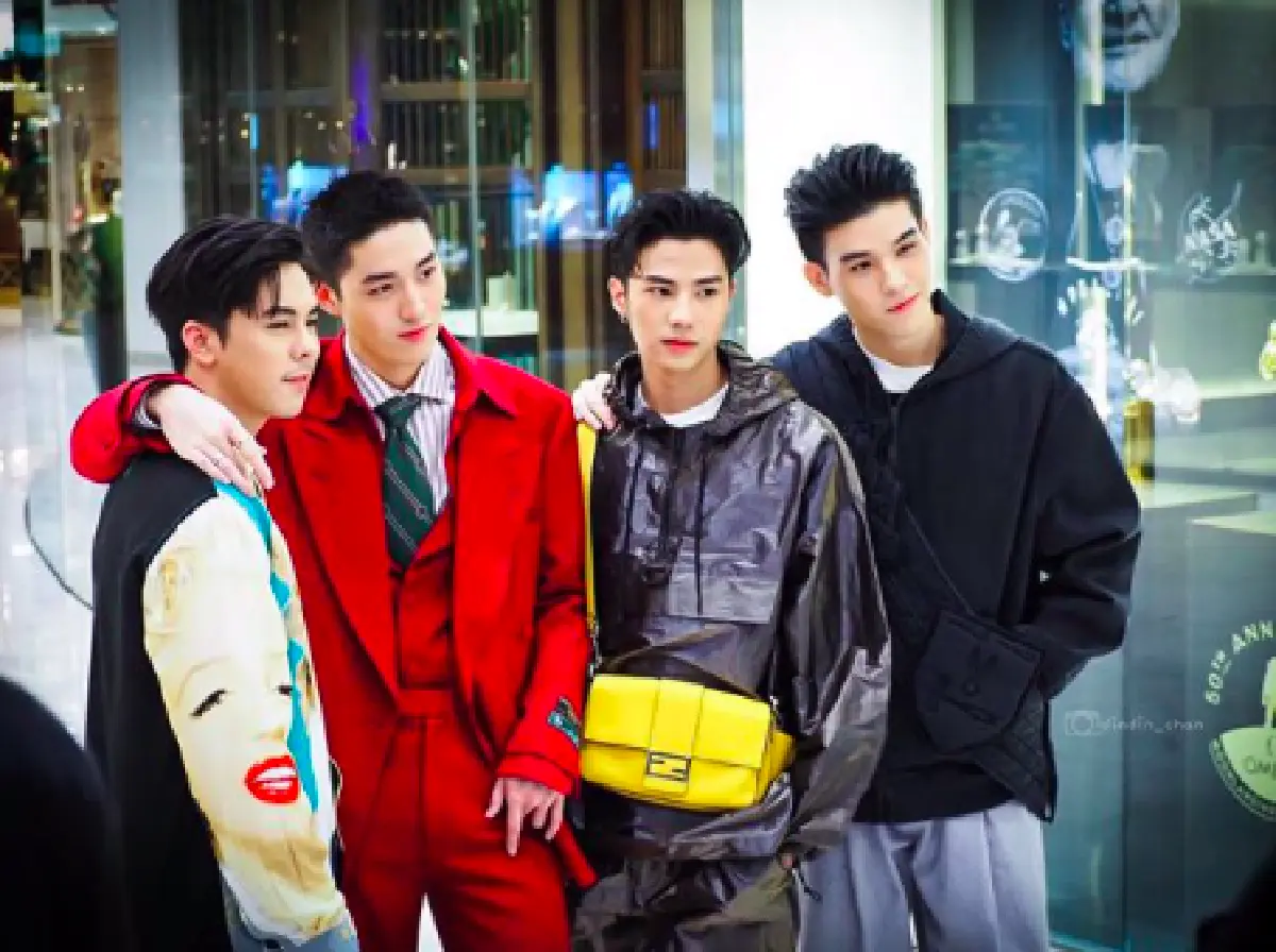 “พีช-ต่อ-แบงค์-สกาย” ดีต่อใจมาก! แต่งตัวหล่อร่วมงานแฟชั่นฤดูหนาว